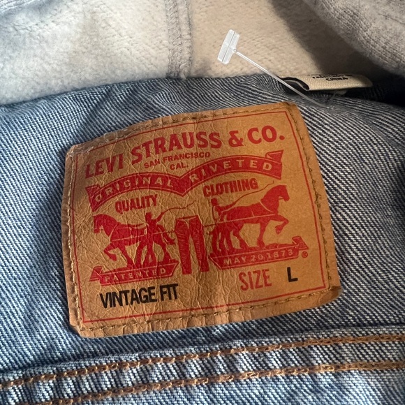 Like new never worn, vintage Levi jacket with hoodie - Picture 4 of 4